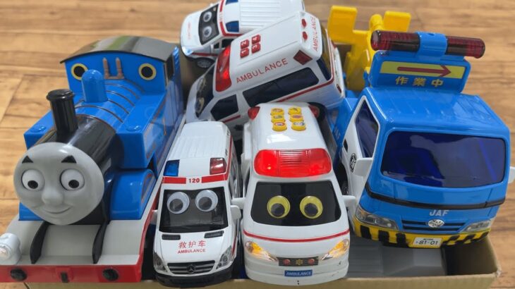 救急車のミニカーとトーマスやJAFが坂道を緊急走行します⭐︎
