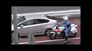 【ドライブレコーダー】白バイの目の前で信号無視したプリウスの運転手が交通機動隊に検挙される瞬間！Japanese Motorcycle police
