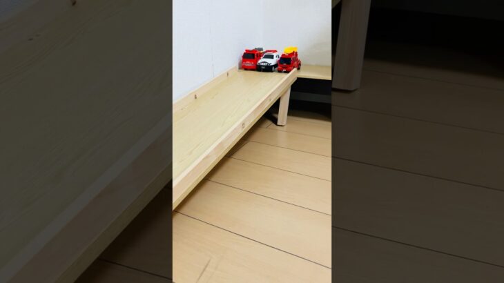 緊急車両などのミニカーが坂道走行しました！Miniature cars, including emergency vehicles, drove up the slope!#shorts #救急車
