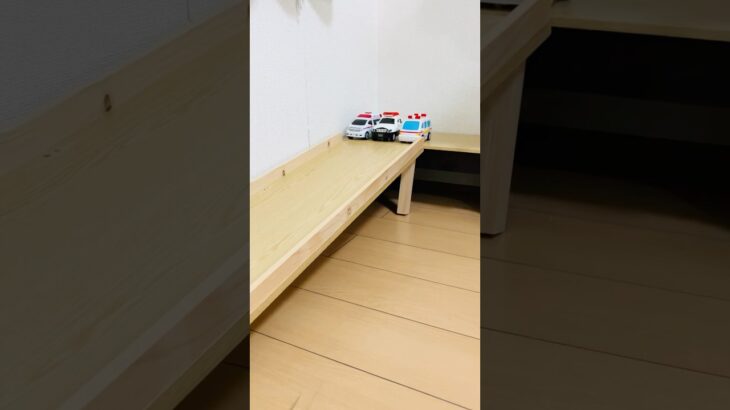 緊急車両などのミニカーが坂道走行！Miniature cars such as emergency vehicles run uphill!#shorts #救急車 ￼#パトカー