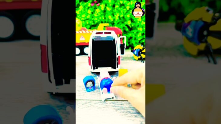 救急車のミニカー走る！緊急走行！坂道走行テスト Peppa Pig Ambulance minicar runs on a slope with sirens sounding!