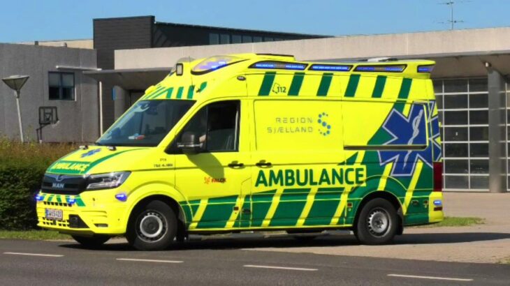 falck HOLBÆK AMBULANCE (3759) i udrykning rettungswagen auf Einsatzfahrt 緊急走行 救急車