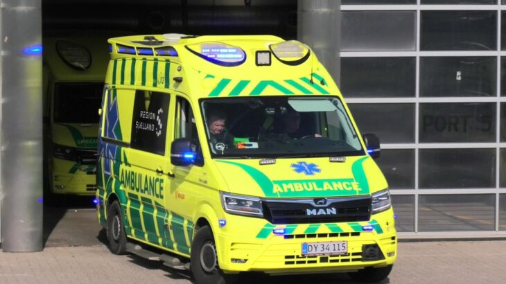 falck HOLBÆK AMBULANCE (3789) i udrykning rettungswagen auf Einsatzfahrt 緊急走行 救急車
