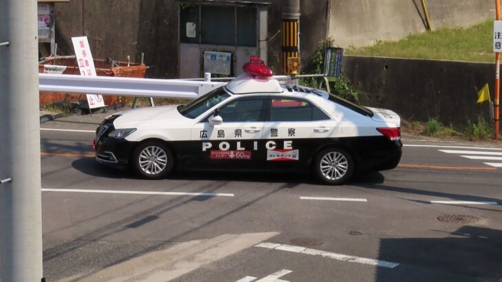 緊急走行のパトカー、現場への進入路を行き過ぎＵターン　policecar