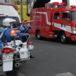 前輪がグニャリと変形したヤバい巻き込み事故現場に特別救助隊が緊急走行でパトカー・白バイ・指揮車・消防車・警察官が続々集結！交通整理中に一般車逆走！