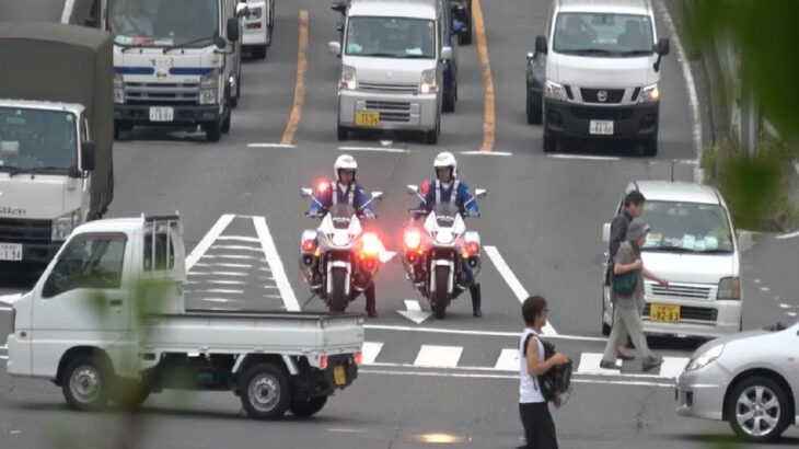 圧倒的な格好良さ！！！白バイ２台が同時に緊急走行！！！交通機動隊が一瞬で遥か彼方へ！！！