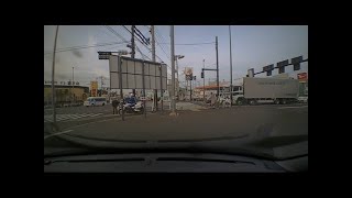 白バイの甲高いサイレン音にビックリしたおじいちゃんがキレる！交通機動隊が謝り緊急走行で違反車を追跡するコントのような瞬間！ドライブレコーダー