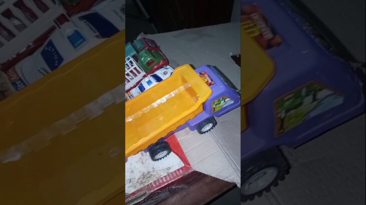 救急車のミニカー走る! 緊急走行!