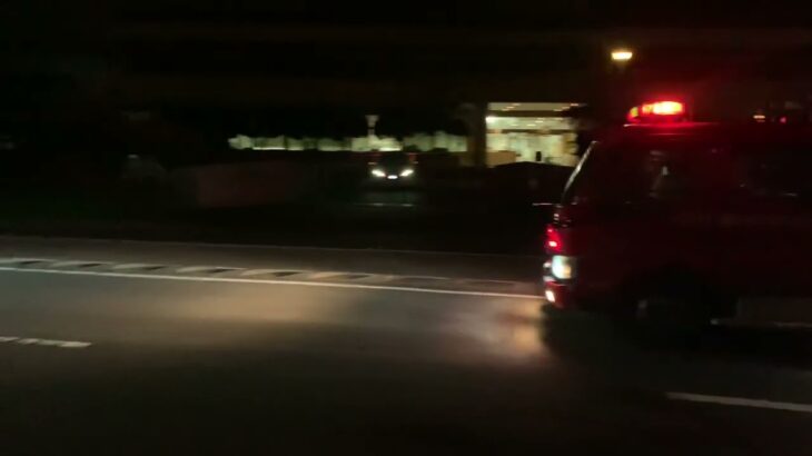 横須賀市久里浜で緊急走行する消防車