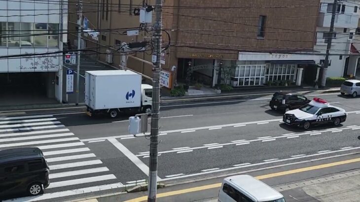 パトカー　緊急走行