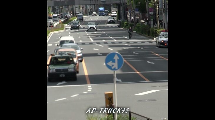 ダメよね！黄色線を車線変更した違反車を緊急走行で追いパトカーが検挙