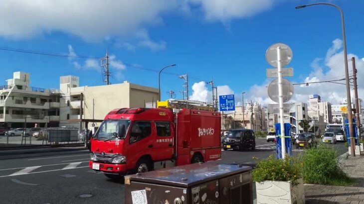 沖縄市越来の火災現場に緊急走行するパトカーと消防車