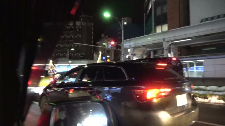 警察パトカー　緊急走行　赤信号無視