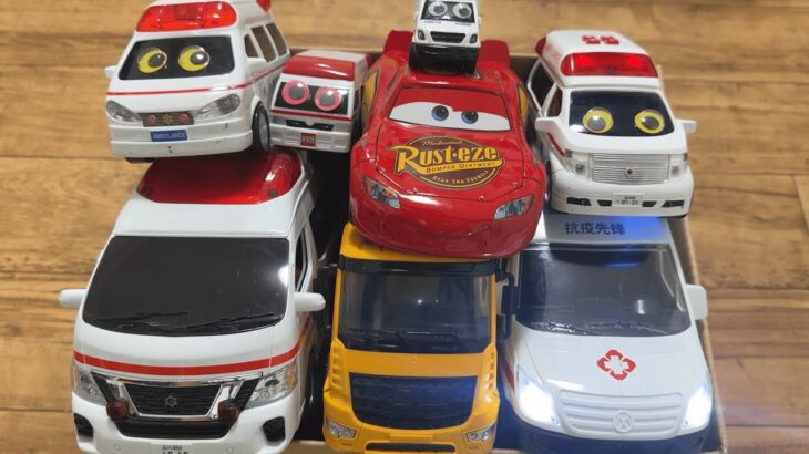 救急車とカーズのミニカー達が坂道を緊急走行します⭐︎एक एम्बुलेंस और छोटी कारें आपातकालीन ढलान पर चढ़ती हैं#２１１