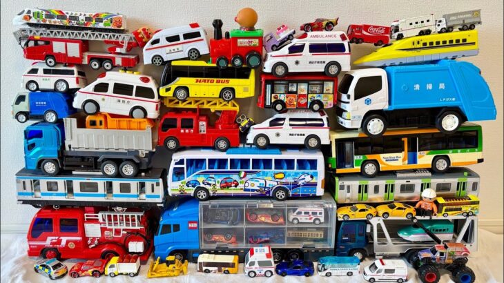 はたらくくるまのおもちゃがいっぱい出てくるよ。救急車や消防車達がサイレンを鳴らしながら緊急走行するよ♪