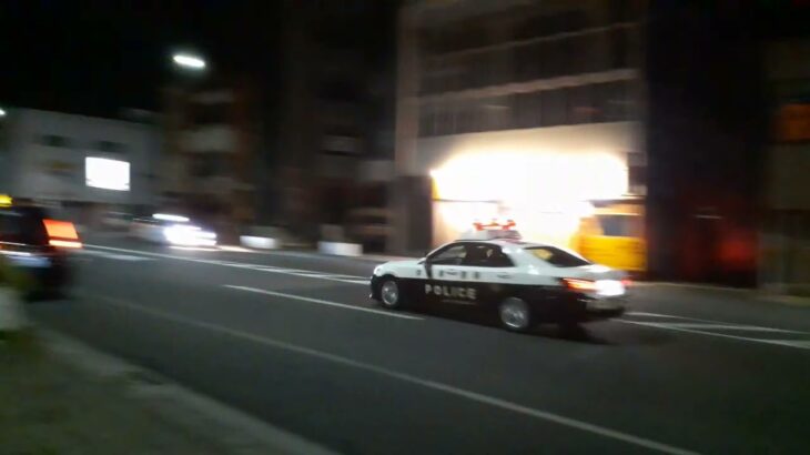 コザ方面火災現場に緊急走行する沖縄県警パトカー