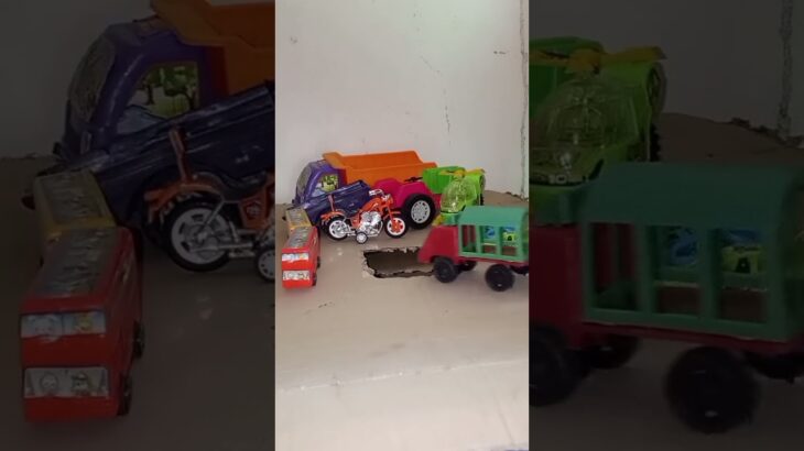 救急車のミニカー走る! 緊急走行!