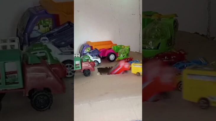 救急車のミニカー走る! 緊急走行テ