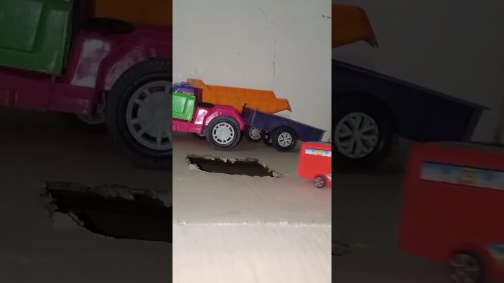 救急車のミニカー走る! 緊急走行テ