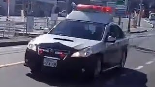 パトカー　緊急走行