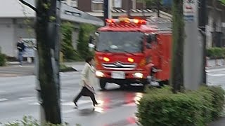 【間一髪・危険】中高層建物火災に出場する消防車の前を横切る歩行者#はしご車#旧車#仙台市消防#緊急走行