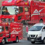 【緊急走行】交通事故発生。反対車線を走行し、拡声器で注意喚起しながら走行！東救助1、東タンク1、覆面パトカー  青森地域広域事務組合消防本部、青森県警察