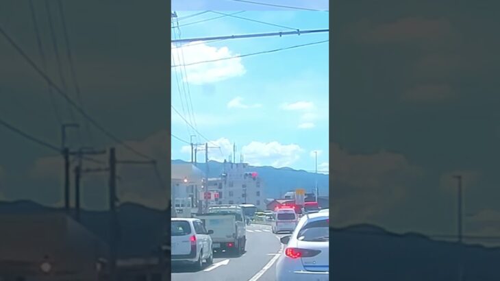 赤信号で救急車の緊急走行に道を譲る　猛暑・渋滞の中ご苦労様です 2025 07 28#Shorts #救急車 #緊急走行