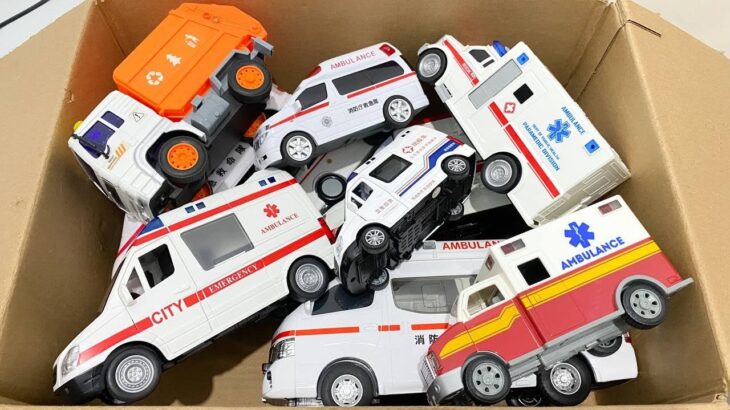 救急車の大小様々なミニカーが走る！サイレンあり！坂道で緊急走行☆ Ambulance Minicars of various sizes run.