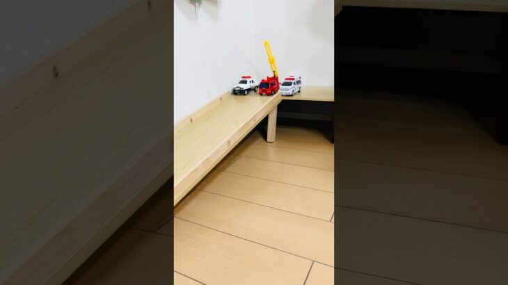 緊急車両のミニカー達が坂道走行⑨ Emergency vehicle minicars driving up a slope #shorts #きゅうきゅうしゃ #パトカー
