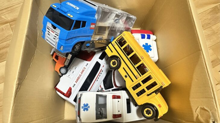 走る走る、救急車のミニカー走るよ！緊急走行だよ☆ Run, run, the miniature ambulance car is running! It’s an emergency run☆
