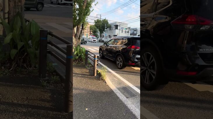 【緊急走行】交差点に進入する救急車の瞬間｜夕方の街角で#緊急車両 #救急車 #交差点 #緊急走行 #夕方の街角 #Shorts #現場映像 #緊迫の瞬間 #通行注意