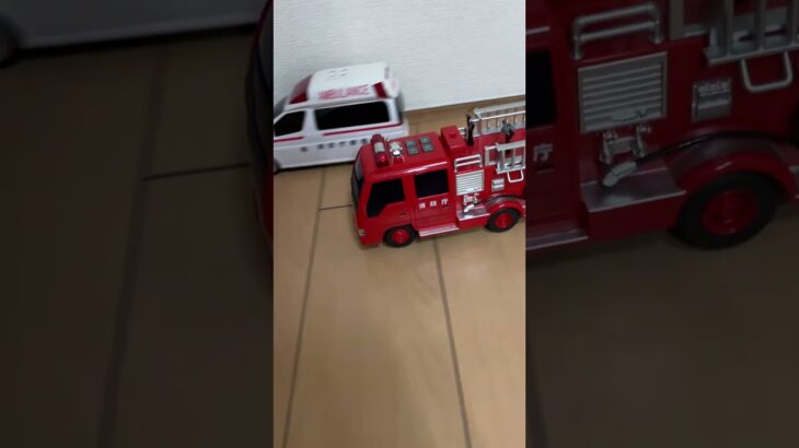緊急車両のミニカー達が坂道走行⑲#shorts #きゅうきゅうしゃ #パトカー