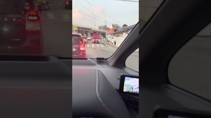 「緊急車両とすれ違った瞬間…！迫力のリアル映像」#緊急車両 #消防車 #救急車 #パトカー #緊急走行 #ドラレコ映像 #リアルな瞬間 #安全運転 #交通安全 #shorts