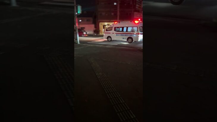 「緊急車両通過の瞬間！赤信号を越えて交差点へ」#緊急走行 #救急車 #交差点 #赤信号 #緊急車両優先 #ショート動画