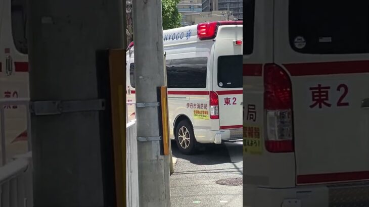 伊丹市南町信号ない交差点緊急走行左折救急車です