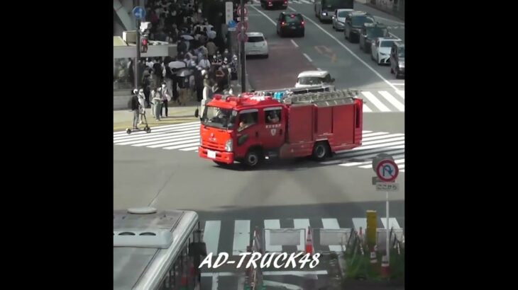 緊急走行する消防車の前を歩行者が…速足で急いでね