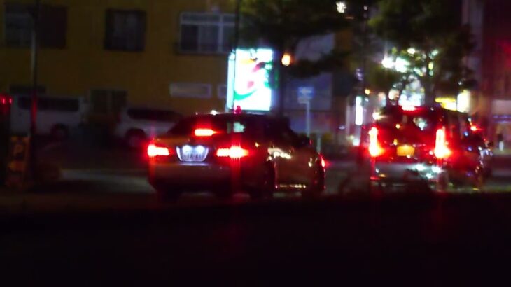 あけぼの通り木更津駅前を緊急走行する覆面パトカー
