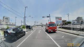 消防車の前を塞ぐ女