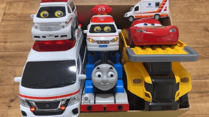 救急車がトーマスやカーズのミニカーたちと坂道を緊急走行します☆#２２３
