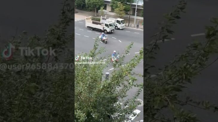 緊急走行中の白バイ2台🚨👮