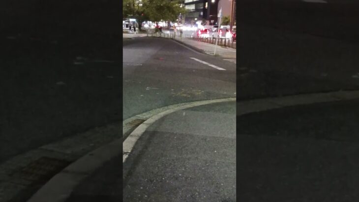 国際センター駅近くの交差点を緊急走行する覆面パトカー🚓　2025年8月28日