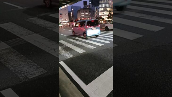 国際センター駅近くの交差点を緊急走行するパトカー🚓　2025年8月29日
