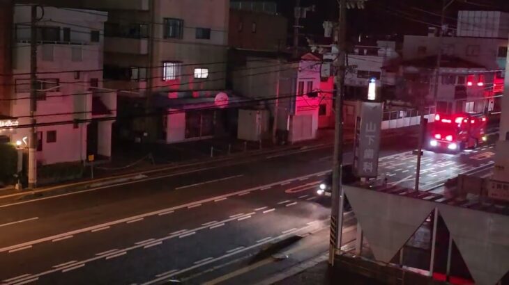 消防車3台　緊急走行　指揮車　化学車　レスキュー車
