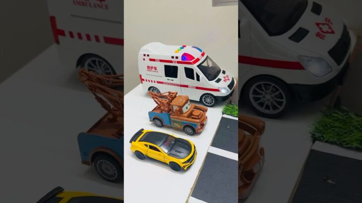 救急車のミニカー走る！緊急走行テスト。坂道走る☆Ambulance minicar runs in an emergency! Slope driving test