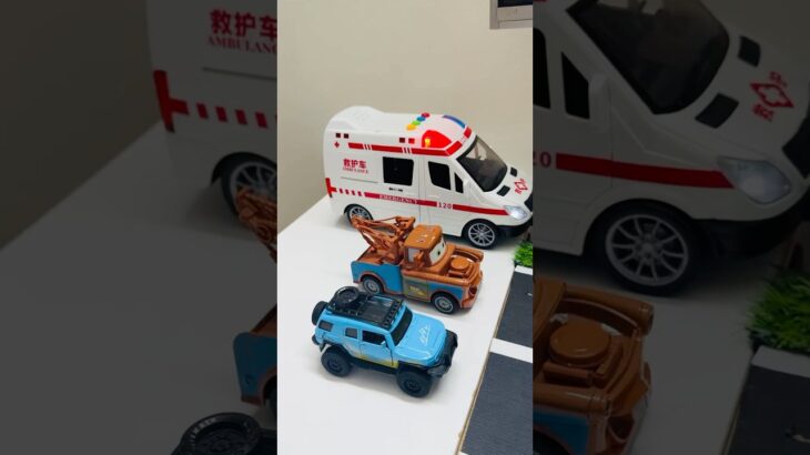 救急車のミニカー走る！緊急走行テスト。坂道走る☆Ambulance minicar runs in an emergency! Slope driving test