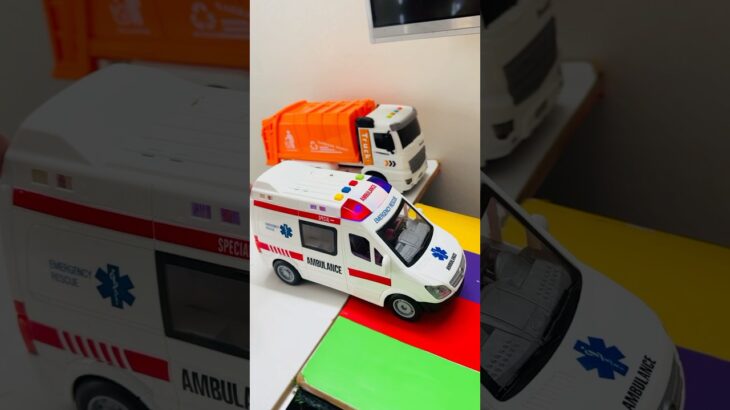 救急車のミニカー走る！緊急走行テスト。坂道走る☆Ambulance minicar runs in an emergency! Slope driving test