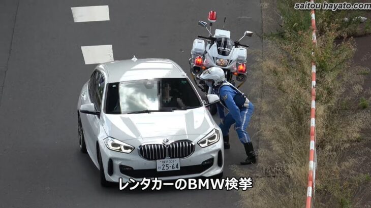 白バイが一時不停止を監視する中、ほぼノーブレーキで停止線を突破したBMWが交通機動隊に捕まる瞬間