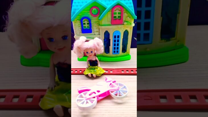 救急車のミニカー走る！緊急走行！坂道走行テストResue doll from train site home !