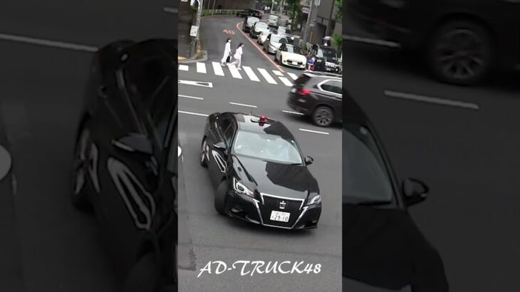 覆面パトカー緊急走行！転回禁止の場所でUターンした違反車を検挙