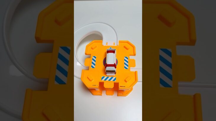 緊急車両のミニカーが坂道走行㊱#shorts #救急車#トミカ